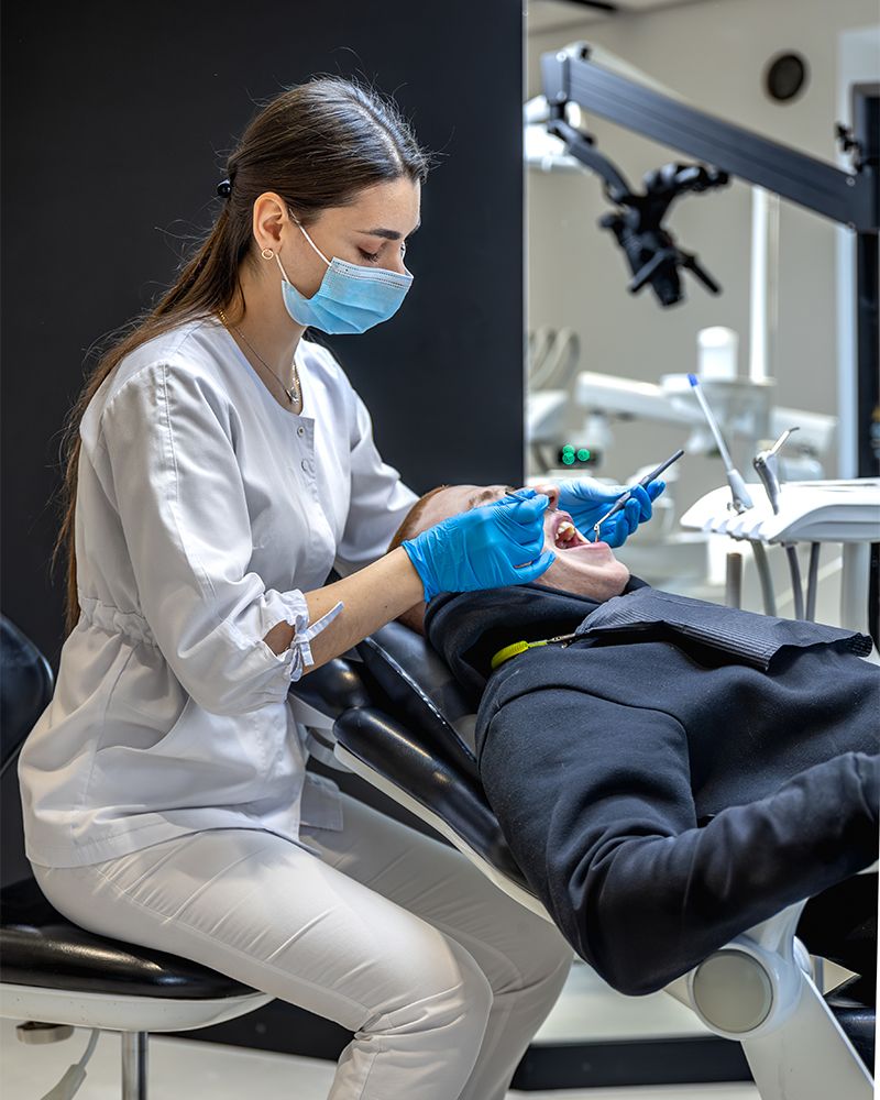 Dentista em consultório odontológico